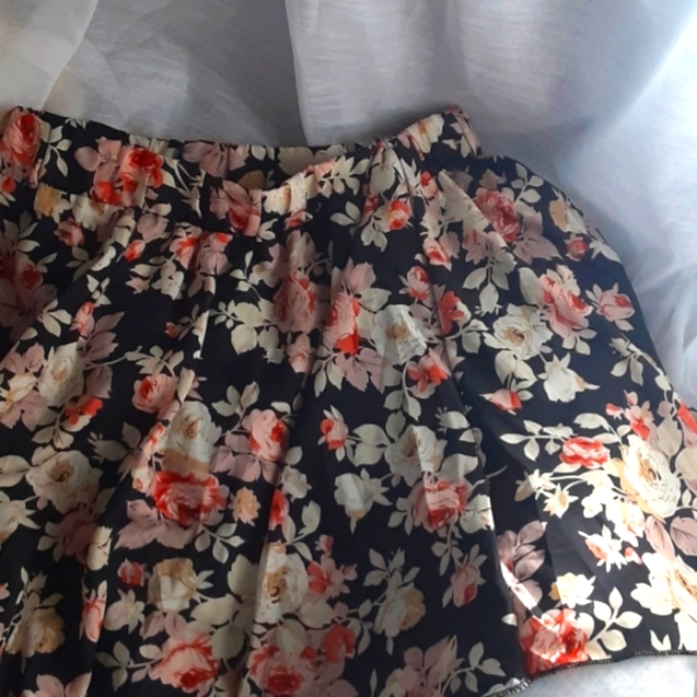 Cute flowers Print Skirt W/Ligth Short as Lining . Sz S/M See Pics for measures